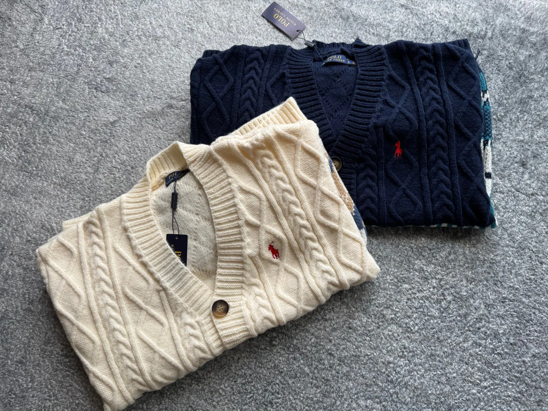 P220 Ralph Lauren old money style cable sweater. The end of the sweater must be twisted! Want to go for an American retro style but are afraid of using too much force? This cable cardigan can be called a "retro dressing cheat"~ ▫️Cable workmanship = the king of retro atmosphere: the three-dimensional cable pattern replicates the texture of American vintage clothes, not deliberately to look old, but with a "sensation of luxury accumulated over time". The moment you put it on, you have the "smell of a male protagonist in a campus movie", and the hair tie was praised as "clothes cheating" when taking photos~ ▫️It doesn't matter your body shape but also hides a lot of fat. It can also be worn by boys with broad shoulders and slightly fat, V The collar can also modify the neck line, making the person look more upright~ Wear it under a coat/down jacket in winter, revealing the cable ties and small red labels, and the sense of layering is directly stunning~ It is perfect with sneakers and leather shoes. American boys rush with their eyes closed, and directly reorganize their wardrobe~ Color: Navy Blue Apricot Size S Height 165-170CM Weight 110-125 M Height 170-175CM Weight 125-140 L Height 175-185CM Weight 140-155